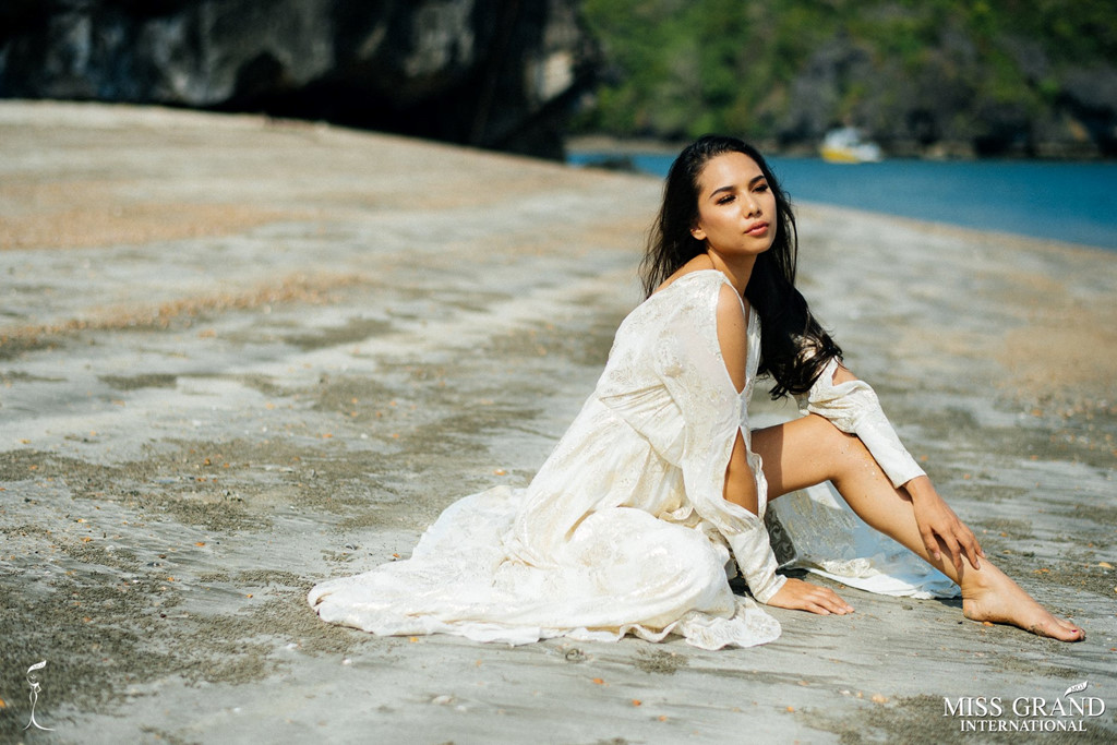 Dàn Á hậu, Hoa hậu Hòa bình Quốc tế 2017 khoe dáng nóng bỏng với bikini bên bờ biển Thái Lan